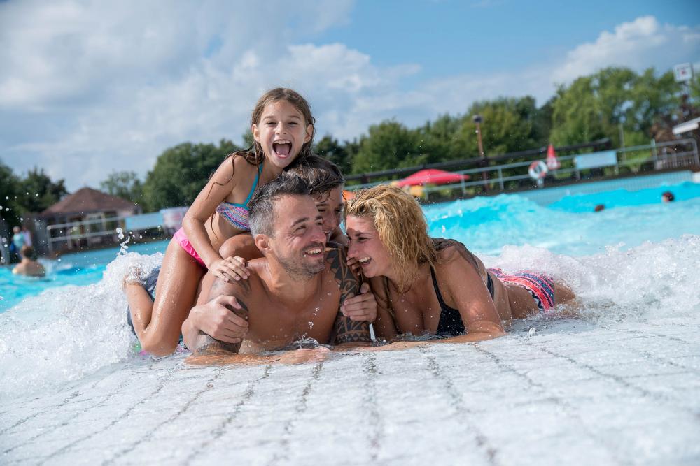 Familie im Freibad
